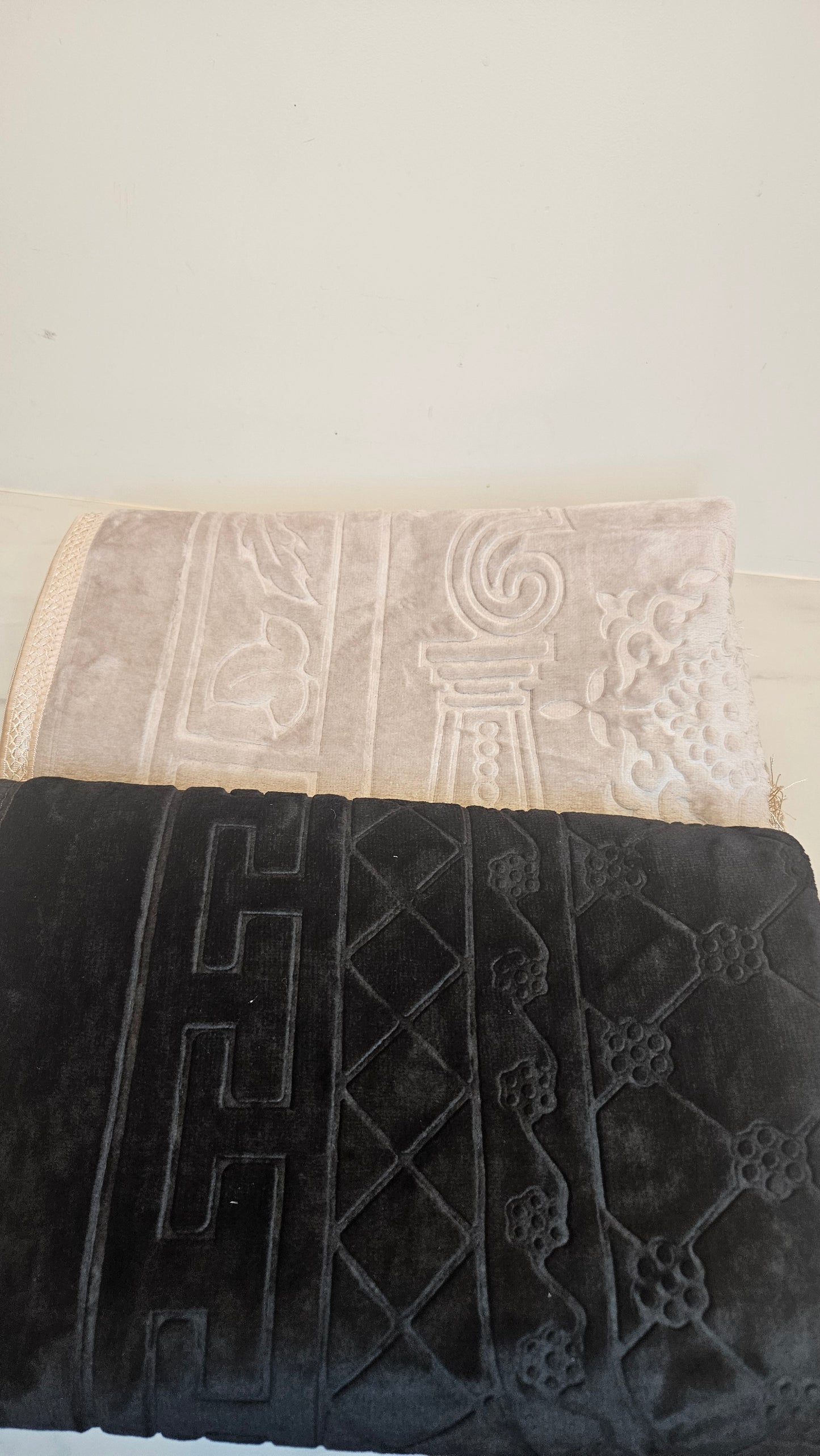 Tapis beige ou noir à personnalisé