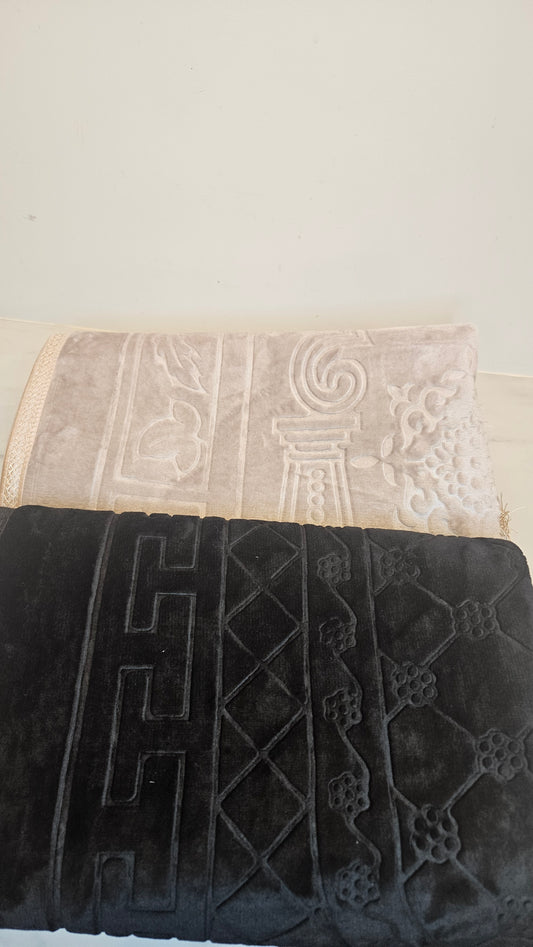 Tapis beige ou noir à personnalisé